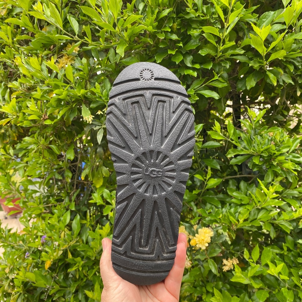 NWOB UGG CLASSIC SHORT BOOTS - Picture 7 of 10